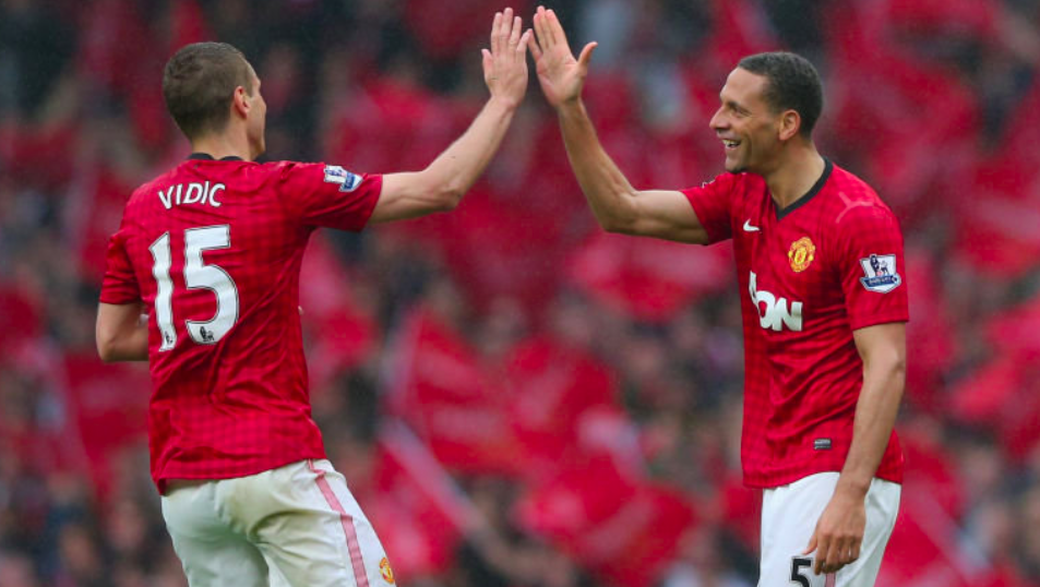 露出腼腆的 露出腼腆的